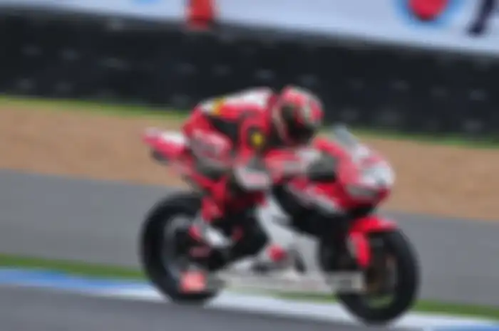 Dimas Ekky Pratama dan Andi Gilang, dua pembalap Astra Honda Racing Team (AHRT), finish di urutan ke-5 dan ke-11 di race ke-2 Asia Road Racing Championship (ARRC) 2016, Buriram, Thailand, sore ini (4/12). Catatan penting tim Indonesia masih butuh pen
