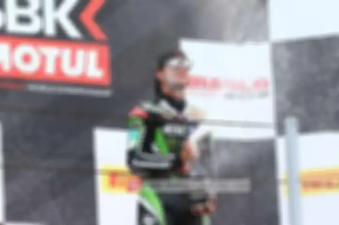 Jonathan Rea, pembalap, Kawasaki Racing berhasil menjuarai  ajang WSBK (World Superbike) race 2 di sirkuit Lausitzring, Jerman (18/9). Juara Dunia WSBK 2015 ini berhasil finish terdepan setelah rekan setimnya, Tom Sykes terjatuh di lap 2 dari total 1