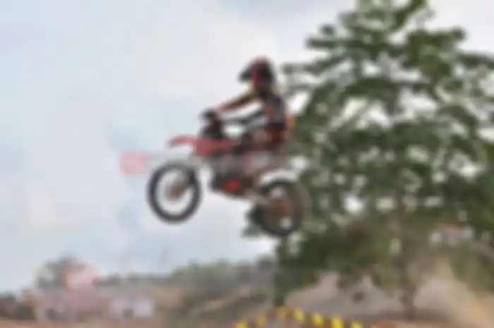 M. Excel akhirnya menyempurkan kemenangan di kelas SE85 Kejurnas Motocross Seri VIII, Aceh Timur, hari ini (21/8). Di sirkuit permanen Idi, Aceh Timur juara ke-1 di moto ke-2.