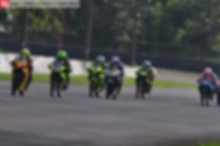 Meski akan mengejar seri CEV Repsol musim ini, tapi Rafid Topan Sucipto tetap turun di balapan lokal. Bahkan, hari ini (23/4) Rafid Topan tercepat di babak QTT Sport 150 cc Yamaha Sunday Race seri II Sentul yang baru saja dilaksanakan