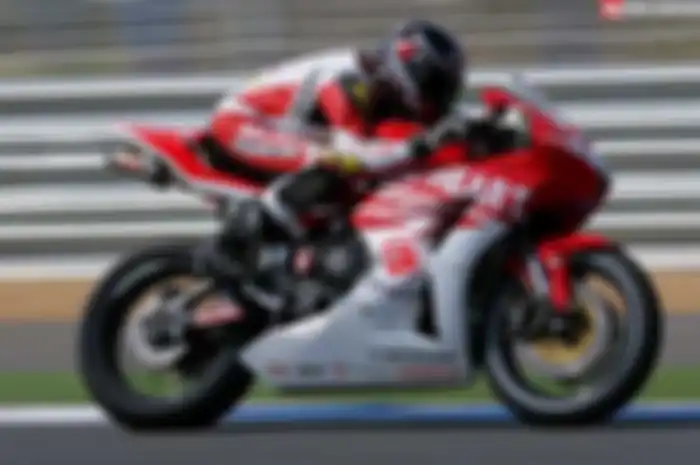 Hari ini (4/12) pembalap Astra Honda Racing Team (AHRT) Dimas Ekky Pratama dan Andi 'Gilang' Farid Izdihar terus berusaha memaksimalkan catatan waktu terbaiknya. Andi Gilang sempat terjatuh saat latihan resmi ketiga kelas 600 cc ARRC Buriram Thailand