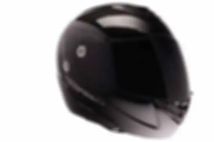 Helm balap dengan bobot ringan, mungkin sudah bukan barang baru lagi. Sebab beberapa tahun ke belakang, manufaktur helm memang selalu mencari konfigurasi material yang membuat pembalap nyaman.