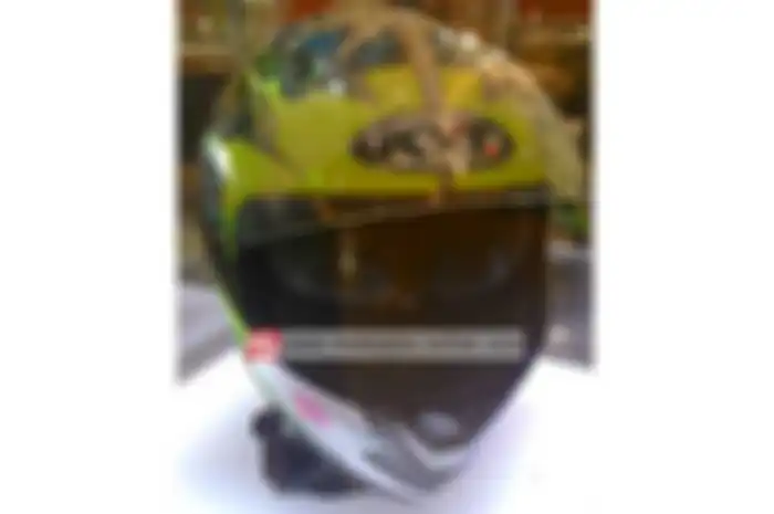 PT Tarakusuma Indah (TI), produsen  helm asli Indonesia, memajang KYT helm Aleix Espargaro dan Roman Febvre di Indonesia International Motor Show (IIMS) 2016. Produsen KYT bukan cuma memajang KYT yang dipakai rider MotoGP dan crosser dunia, tapi juga