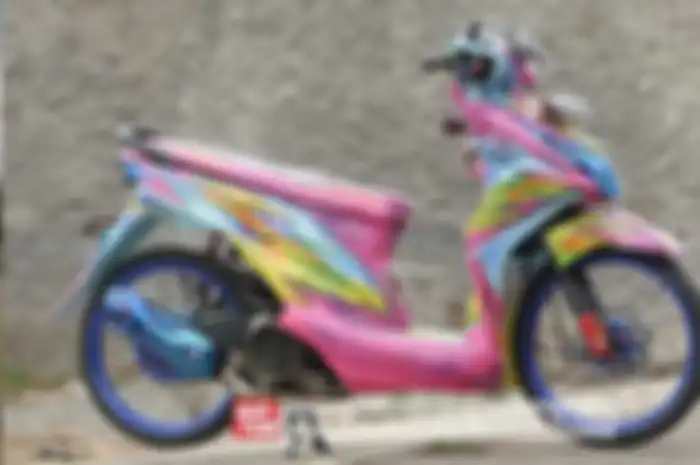 Sebagai seorang pemilik toko parfum Alkaromah yang terkenal di Purwokerto, Jawa tengah, Uyee ingin menonjolkan kesan meriah motornya Honda BeAT. Honda BeAT diracik ala Street Racing fungsional. Tapi, maaf nih gaya modifikasi Honda BeAT FI bukan buat 