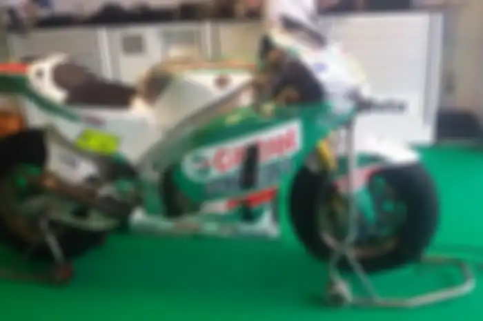 Saat tes resmi ban Michelin, Senin lalu (17/8), tim LCR Honda dibranding Castrol.  Apa Castrol Jadi Sponsor Cal Crutchlow? Castrol jadi sponsor Cal Crutchlow bisa aja kejadian karena Castol pelumas asli Inggris, Crutchlow asli dari Inggris, dan LCR