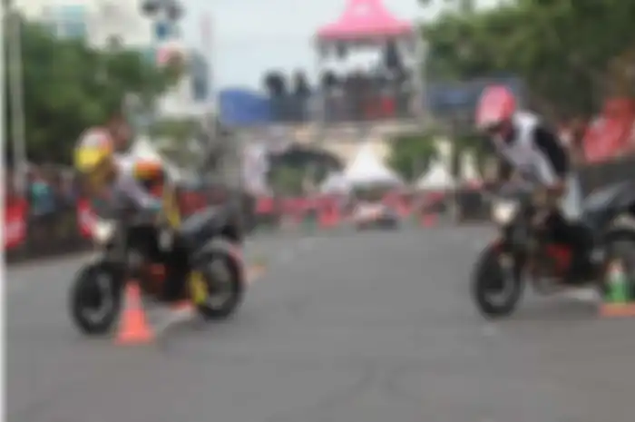 PT Astra Honda Motor mengakhiri rangkaian kegiatan roadshow Honda CB150R StreetFire City Battle dengan menggelar Final Battle untuk memilih Stunt Rider terbaik di Indonesia. Ratusan peserta mengejar final stunt rider seluruh Indonesia gunakan CB150R 