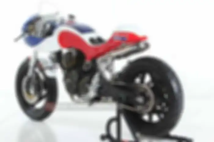 Modifikasi bodi Honda Tiger yang akan dirombak ulang jadi Neo Cafe Racer oleh Yuwono Jati dari Lunatic menggunakan plat galvanish