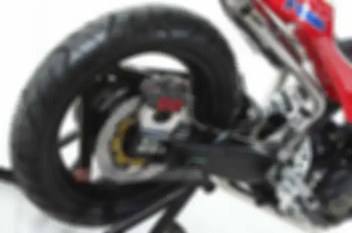 Sok Honda Tiger yang mulai kelihatan gaya neo cafe racer banyak dirombak ulang. Sok depan Honda Tiger sudah berganti menggunakan upside down keluaran Nui. Sementara suspensi depan belakang yang sebelumnya mengusung