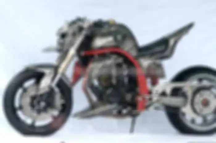 Meski sama-sama menganut paham komunitas Minor Fighters, namun Yogha Cambang dari bengkel Rell 18, Samarinda, punya cara sendiri dalam mengolah konsep modifikasi ala West Jateng Style (WJS). Inilah yang bikin modifikasi Honda Tiger dari Samarinda ini