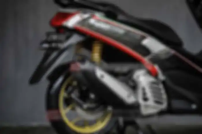 Selain memiliki model palang yang keren, pelek ring 14 inci kedua motor itu lebih banyak pilihan bannya. Pokoknya bikin Yamaha NMAX keren dengan pelek 14 inci.