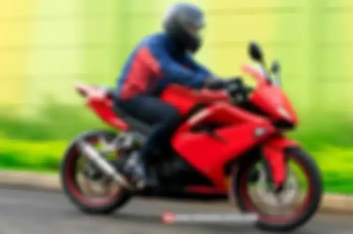 Nah, loh! Kok udah ada Honda All New CBR 250RR 2 silinder yang digosipin bakal mengisi pasar motor sport 250 cc di Indonesia. “Eiits, jangan salah sangka. Ini cuma Honda All New CBR 150R yang dimodif menggunakan desain bodi prototype Honda CBR 250RR 