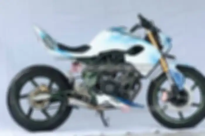 Main frame bawaan motor masih asli. Hanya dibuat pendek sesuai konsep, misalnya sasis subframe dipangkas 50 cm. Karena Yogha membuat bodi belakang mangadopsi single seater. “Pipanya pakai ukuran 22,5 mm. Lebih sederhana, karena hanya sebagai dudukan 