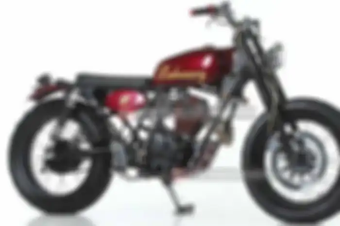 Apa tuh maksud tulisan ‘Lukusury’ di tangki? Luxury kali maksudnya? “Gak ada arti khusus sih. Itu cuma plesetan aja dari stiker Luxury yang ada di motor-motor Honda,” jawab Reno Ardiansyah, dari Mr. Kuztom Garage yang garap motor ini. Ealahh… In