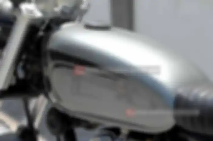 Tangki milik Mega Pro dirasa tidak sinkron dengan, Yudhi memutuskan comot tangki milik Honda CB Glatik jadul. Hanya saja tidak langsung pasang karena musti dipoles ulang supaya sedikit berbeda.