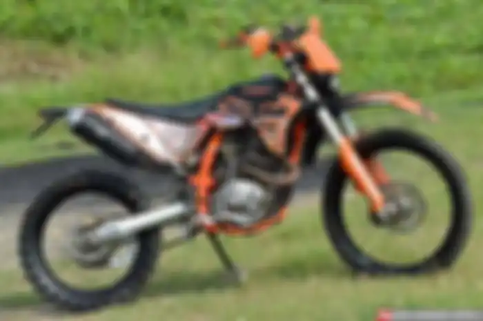 Motor dengan tampilan spek bergaya trail adventure, masih tetap booming hingga saat ini.  Apalagi lagi kegiatan offroad bermotor yang sering nyuksruk hutan dan bukit ini, banyak digelar di tiap daerah. Hal itu pula yang rupanya melanda diri Junanto, 