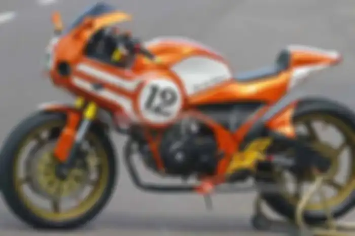 Honda CBR 150R ini, sudah dua kali mengalami modifikasi. “Mulanya mengusung konsep Honda CBR600RR. Karena terlalu mainstream, akhirnya dimodifikasi ulang jadi neo café racer yang sekarang lagi booming,” bilang Rohmat Hery Anggoro, owner CBR150R yang 