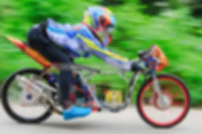 Kodok apa makhluk halus nih Honda Scoopy bisa hidup di banyak alam? Skubek Honda Scoopy racikan Wandi dari bengkel BBR PJ Motor di Tanggerang ini suka main di tiga momen yang berbeda. Honda Scoopy bisa turun di drag bike resmi, balap 500 meteran dan