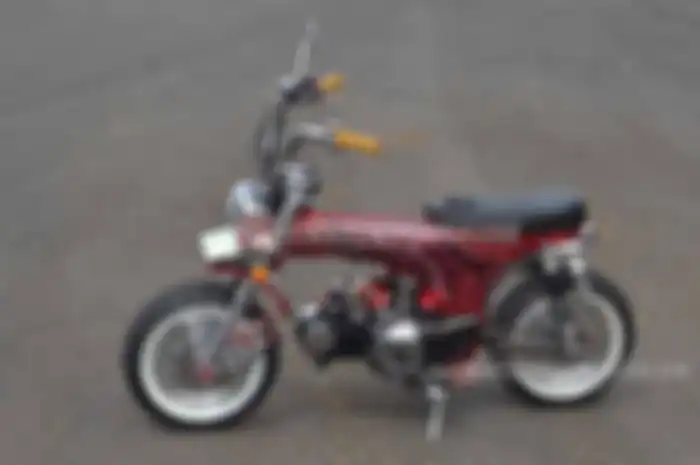 Sasis dan kaki-kaki Honda Supra X-125 jadi Dax 70, gak tanggung-tanggung Dhika comot frame asli Dax. Begitu pula dengan lengan ayun, juga pakai punya bawaan motor yang diproduksi antara tahun 1969 hingga 1970 tersebut. Jika disimak sekilas, Honda Dax