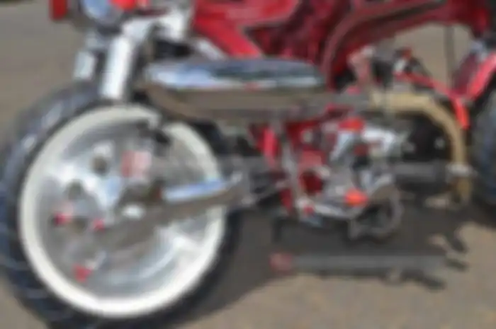 Part pendukung Honda Supra X-125 jadi Dax 70 kebanyakannya adalah hasil custom. Contohnya berupa setang yang dibikin dengan model sama persis, sesuai miliknya Dax. Selanjutnya alas duduk alias jok yang didesain beralur klasik, serta melubangi bagian 