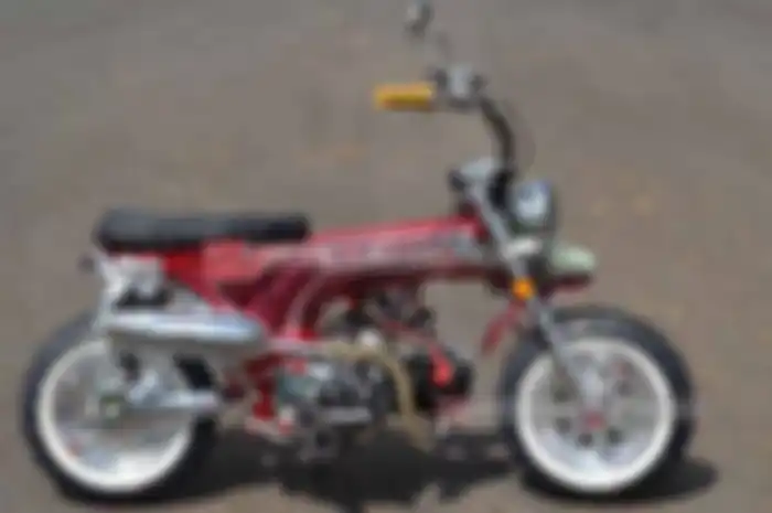 Tampilan Honda Dax 70, jadi inspirasi Dhika from Kuningan, Jawa Barat, untuk diaplikasi pada tunggangan kesayangannya. Yes, modif jadi Honda Supra X-125 Jadi Dax 70. Alhasil, bebek yang tadinya berdimensi lumayan besar, berubah layaknya motor kuntet.