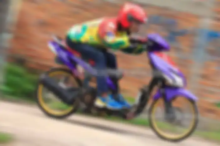 Fuad Hasyim, pria asal Cibitung, Bekasi, biasa ‘main’ di Kawasan MM2100, Cibitung. Tempat ini, berbeda dari arena balap malam lainnya yang punya jarak hingga 500 meter. “Di sini, treknya hanya 201 meter sampai 300 meter. Makanya, Vario Techno 110 in