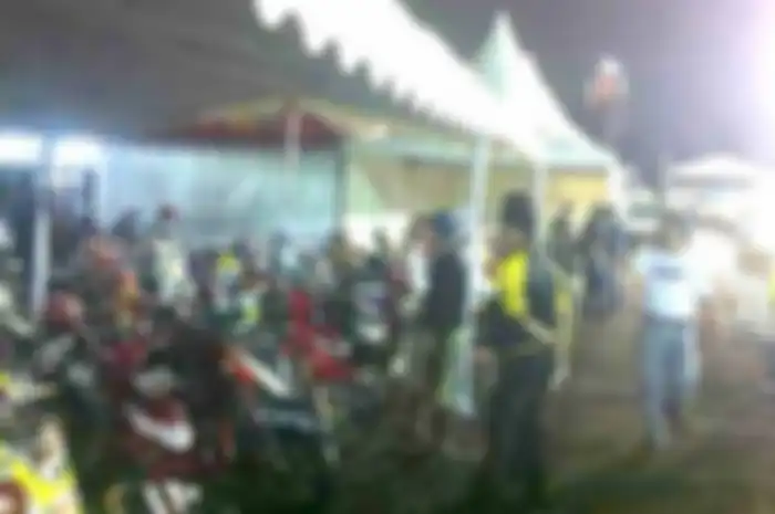 Meski diguyur hujan sedang, prosesi loading barang di gelaran Burtor 2013 yang berlangsung di Gelora Bung Karno, Senayan Jakarta (13/12), tetap berjalan lancar.
