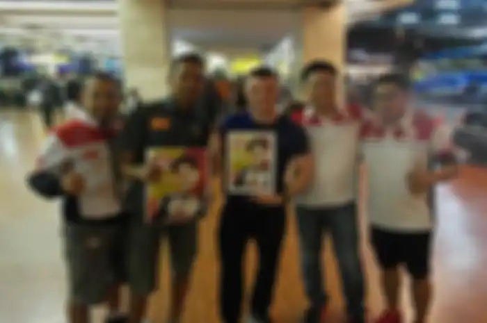 Malam ini, Sabtu (30/4) akhirnya Sam Lowes tiba di Jakarta. Tepat pukul 22.30, pembalap tim Federal Oil Gresini Moto2 itu tiba di Bandara Soekarno Hatta dan disambut hangat Manajemen PT Federal Karyatama selaku produsen pelumas Federal Oil