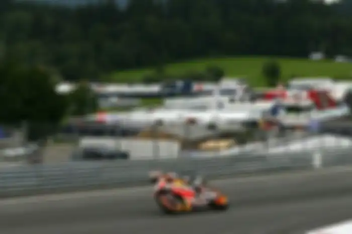 Kejadian menakutkan dialami Dani Pedrosa di sirkuit Red Bull Ring yang jadi tuan rumah MotoGP seri X. Pedrosa terjatuh di sesi latihan pagi tadi