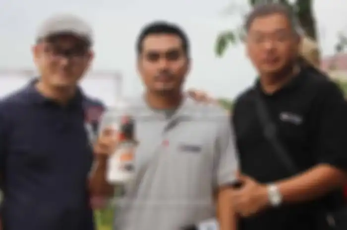 Untuk para two wheelers pastinya berbeda-beda buat merawat perlakuan mesin pada tunggangannya sendiri, apalagi perawatan oli mesin. Nah, kemarin Em-Plus sempat ngintip bakalan ada produk oli anyar yang akan release di Indonesia. Yaitu bernama Ipone, 