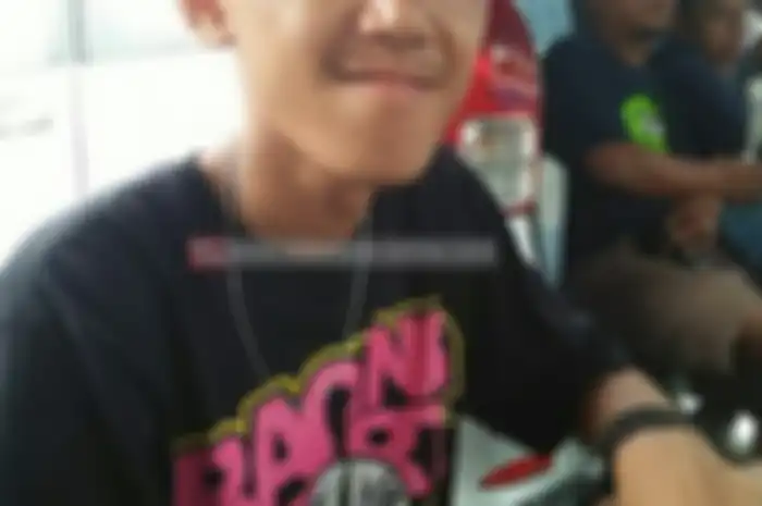 Kabar duka kembali menyelimuti dunia balap malam, tepatnya menjelang pagi (28/3) anak dari joki drag bike M Chabix bernama Irfan Cabix meninggal.
