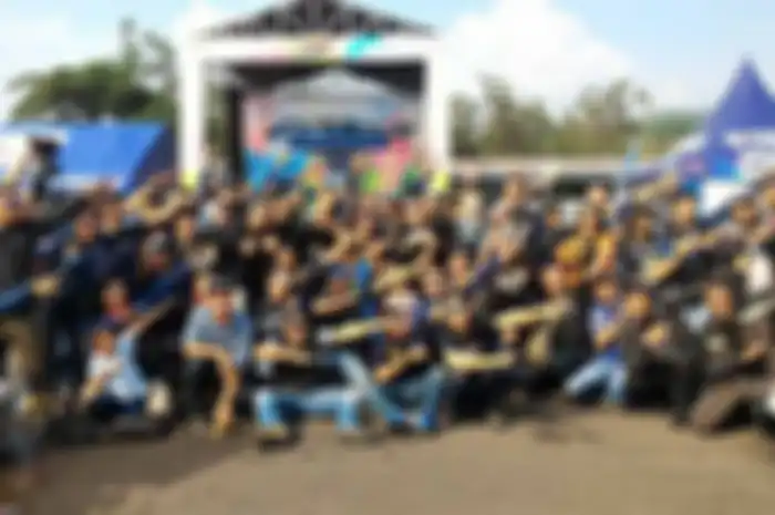 Jakarta Max Owners (JMO) merayakan Hari Ulang Tahun (HUT) pertamanya di Sentul International Circuit, kemarin (24/4) sebagai bagian dari event Yamaha Sunday Race (YSR) seri kedua. "Jumlah anggotanya makin bertambah sekarang ada 500 orang anggota,