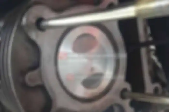 Mengatur jarak aman piston dengan kepala silinder dibutuhkan untuk balap. Makin dekat piston dengan kepala silinder,