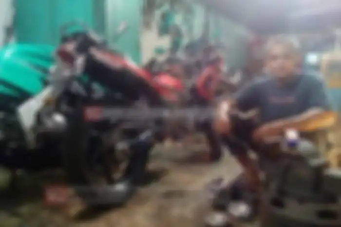 Nama Achmad Badawi tenar di kalangan pecinta motor sport atau balap di kawasan Tegal, Pemalang hingga Pekalongan dan Batang. Khususnya para penikmat motor sport 2 tak seperti Kawasaki AR, Suzuki RGR, Yamaha RXZ dan Honda NSR.