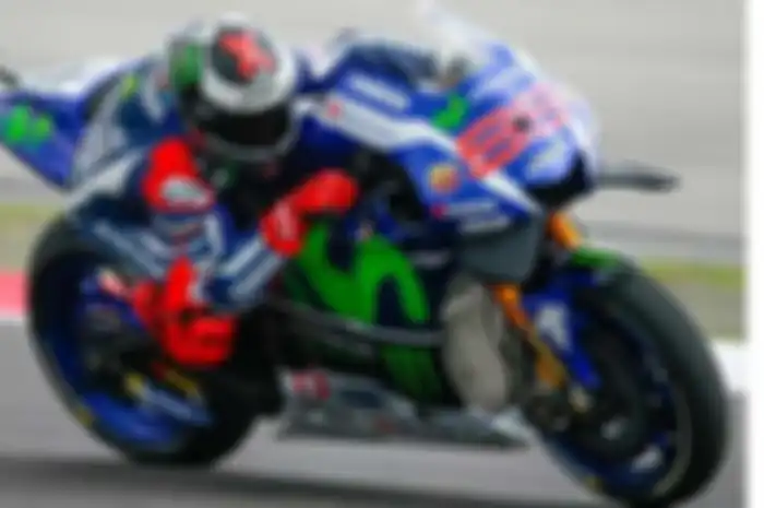 Enggak mau setengah hati, Jorge Lorenzo membuktikan masih semangat meski musim depan harus pindah ke Ducati. Dari hasil latihan resmi pertama MotoGP Valencia 2016 sore ini (11/11), Jorge jadi yang tercepat dan meninggalkan Valentino Rossi dengan seli