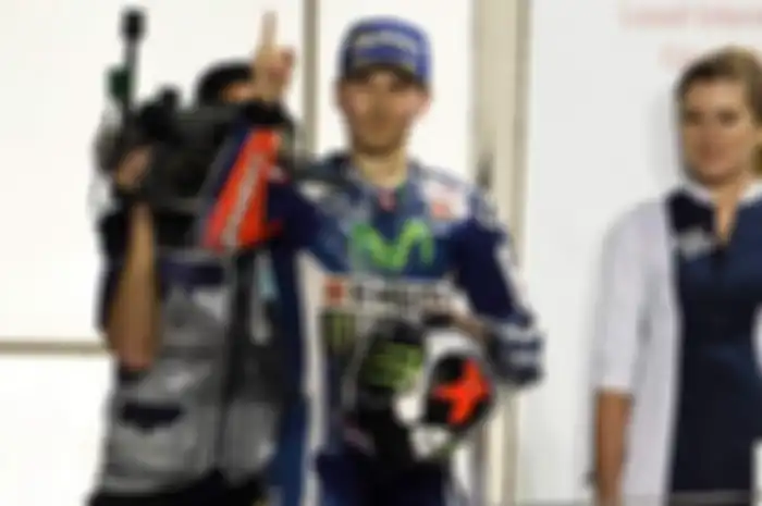 Wilco Zeelenberg, coach pribadi Jorge Lorenzo kasih tanda untuk masa depan rider yang sudah meraih Juara Dunia MotoGP tiga kali ini. Ada signal Jorge Lorenzo tetap bertahan di Yamaha. Signal Jorge Lorenzo tetap bertahan di Yamaha
