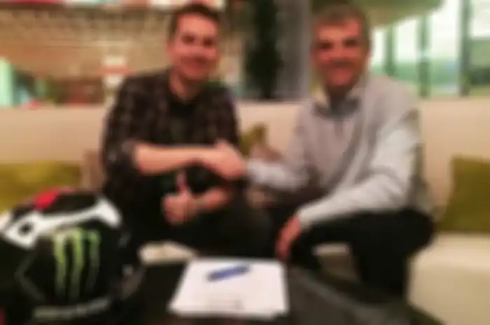 Goodbye HJC! Mungkin begitu ucapan Jorge Lorenzo. Malam ini (5/1) Jorge Lorenzo stop kontrak dengan HJC. Jorge Lorenzo stop kontrak dengan HJC, meski perjanjian HJC mensupport Jorge Lorenzo sampai musim ini