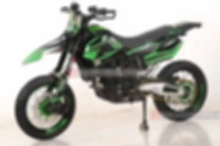 Cukup bikin pangling saat melihat tampang dari depan nih. Pasalnya, front fender alias batok dan sepatbor depan kepunyaan Aprilia ini memiliki tampang yang keren. Dengan model batok atau tameng depan lekukannya nyambung dengan spakbor. Bikin pangling