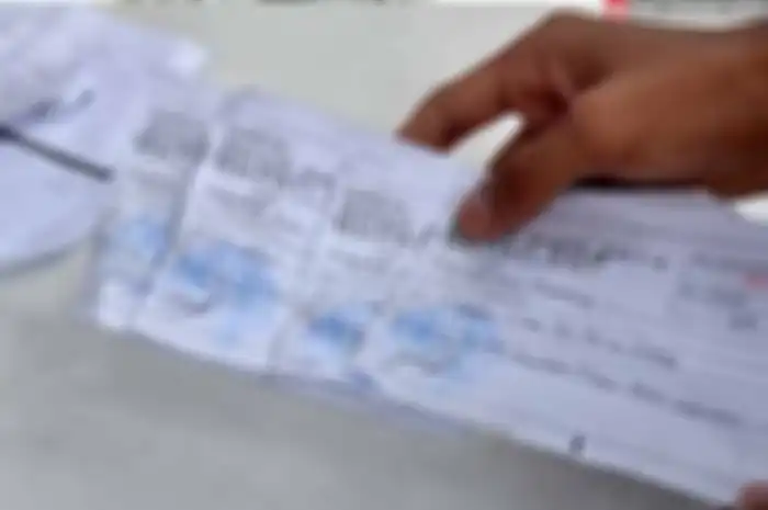 Karena telat menerima KIS baru setelah menunggu beberapa bulan, pembalap enggak bisa menahan emosi. Si rider meninju salah satu pengurus pengprov IMI. Ini cerita sesungguhnya. Ini fakta.
