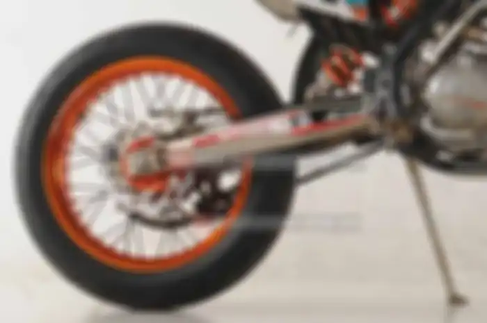 KTM 500 EXC-F ekstrim dengan mengadopsi pelek berukuran cukup lebar pada bagian belakang. KTM 500 EXC-F