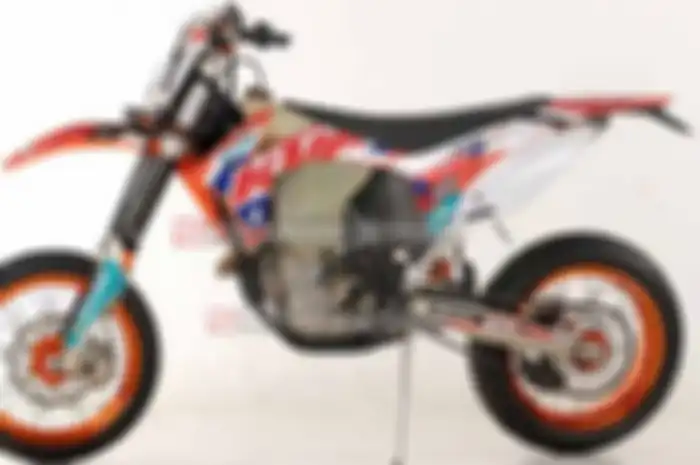 Ini alasan dibilang main cantik! Selain memakaikan pelek bertapak lebar untuk KTM 500 EXC-F, Bobby Susanto,