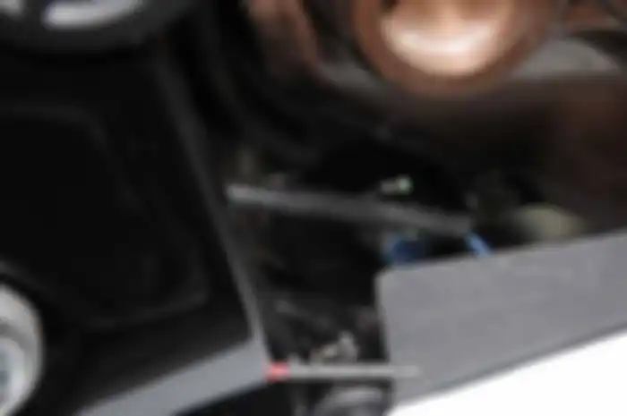 Brother yang nyemplak Honda All New CBR 150R atau All New CB 150R, mungkin bingung adanya seuntai kabel yang diikat dari sasis bagian bawah ke knalpot. Kabel itu kabel sensor 02 yang di dekat knalpot Honda All New CBR 150R
