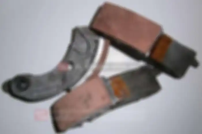 Denny sendiri gak menjelaskan kopling kustom ini terbuat dari bahan apa. “Umumnya pakai kampas rem mobil. Meski agak lunak, tapi kuat. Karena tebal jarak kampas ke rumah kopling lebih dekat. Selain gak getar, tarikan juga lebih responsif,” katanya.