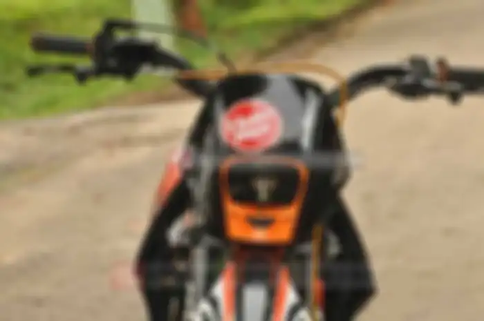 Usai tampil gagah lewat kaki-kaki, rasanya kurang lengkap kalau mesin masih standar pabrik. Biar tarikan motor lebih responsif dan gak berat setelah aplikasi ban gede, Wisnu memutuskan oprek dapur pacunya. Kedua klep di head diganti dengan yang gede 