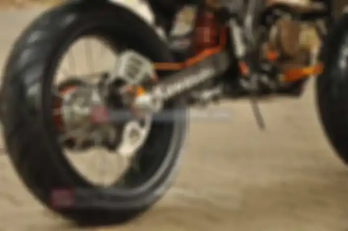 Sektor kaki yang mula-mula digarap buat bikin ganteng konsep sumo-nya D-Tracker. Swing arm diganti pakai hasil kustom garapan Kumis. Arm bikinan Kumis ini dipilih karena modelnya keren, dengan lengan berbentuk oval. Selain itu, arm ini juga bisa dije