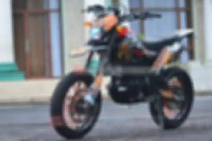Dani Surahman, warga Bolenglang 03/04 Kertasari Ciamis Jawa Barat, merupakan pengusaha muda. Meski usahanya bergelut di bidang pengolahan bahan untuk bakso, doi melek modifikasi. Tuh, tengok saja Kawasaki D-Tracker 2016 miliknya. “Meski modifnya tida