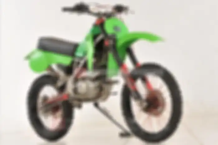 Konsep modifikasi pada tunggangan berlogo Kawasaski ini, memang cukup beragam, salah satunya modifikasi Kawasaki KLX 150 bergaya klasik ini.