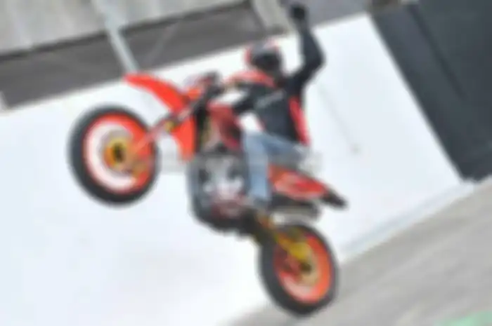 Bro Manaf menyulap Kawasaksi KLX 250 menjadi tunggangan daily use dual purpose. “Awalnya memang menyesuaikan kondisi jalan di Tangerang. Khususnya, daerah yang banyak tikungan dan jalan rusak,” buka Manaf  yang ngendon di Jl. Komplek Modern Land, Tan