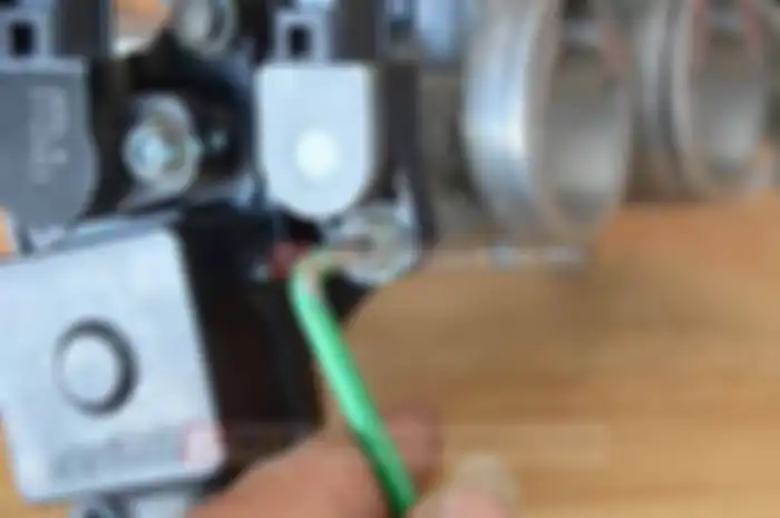 Nah, untuk mengoptimal campuran bahan bakar plus udara, ia minta ke bengkel Gede Widhi Motor (GWM) di Jl. Tukad Balian No. 18, Renon, Denpasar, untuk mengatur ulang ketepatan posisi TPS di throttle body. “Hasilnya, sejauh ini nggak ada gejala nembak 