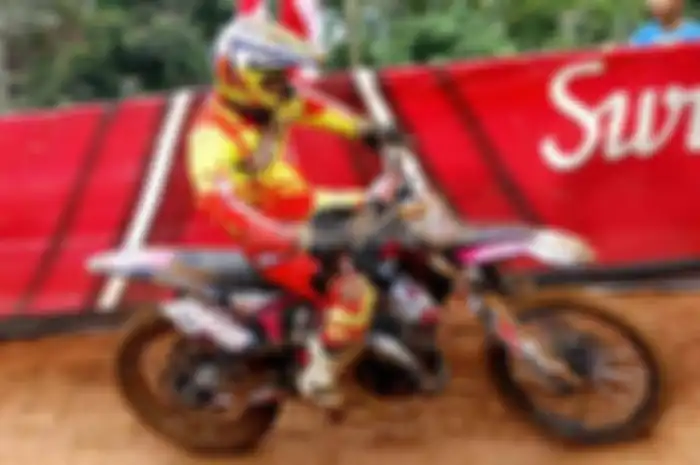 Kawasaki Ninja 150R besutan Rinto Lepeut Oktapiansyah ini jagonya grasstrack di kota Pisang, Lampung. “Sering dapat podium kelas Pemula lokal Lampung,” buka H. Emong Sulaiman, ayah sekaligus pemilik tim Kiki Motors Sports (KMS) 7Nine Industries HN, t