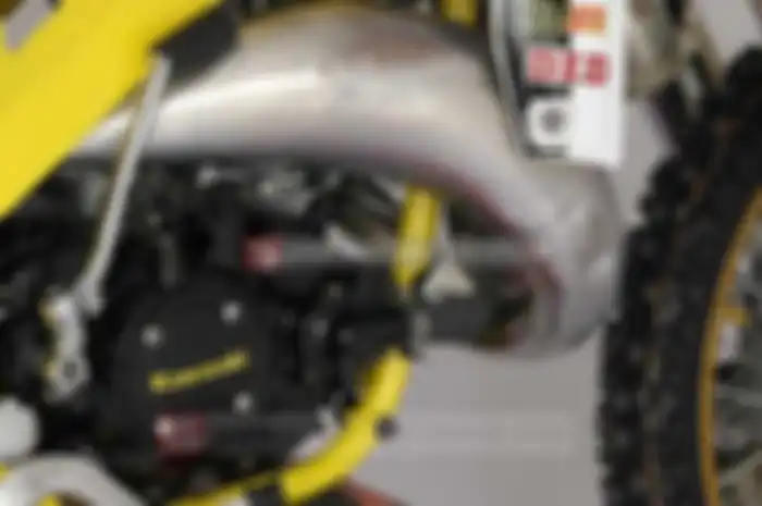 Karena buat bertarung di kelas pemula, dapur pacu oleh Mas No dioprek biar bisa jadi kampiun. “Kalau buat rider pemula, piston cukup pakai standar. De head-nya, dilakukan porting polish pada saluran masuk dan buang,” bilang pria berambut gondrong ini
